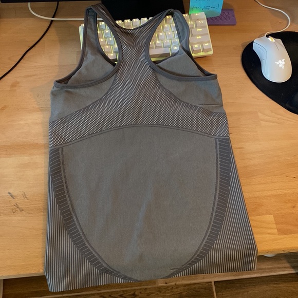 THEGIVINGMOVEMENT Contrast SMLS100 Tank Top - Picture 3 of 4